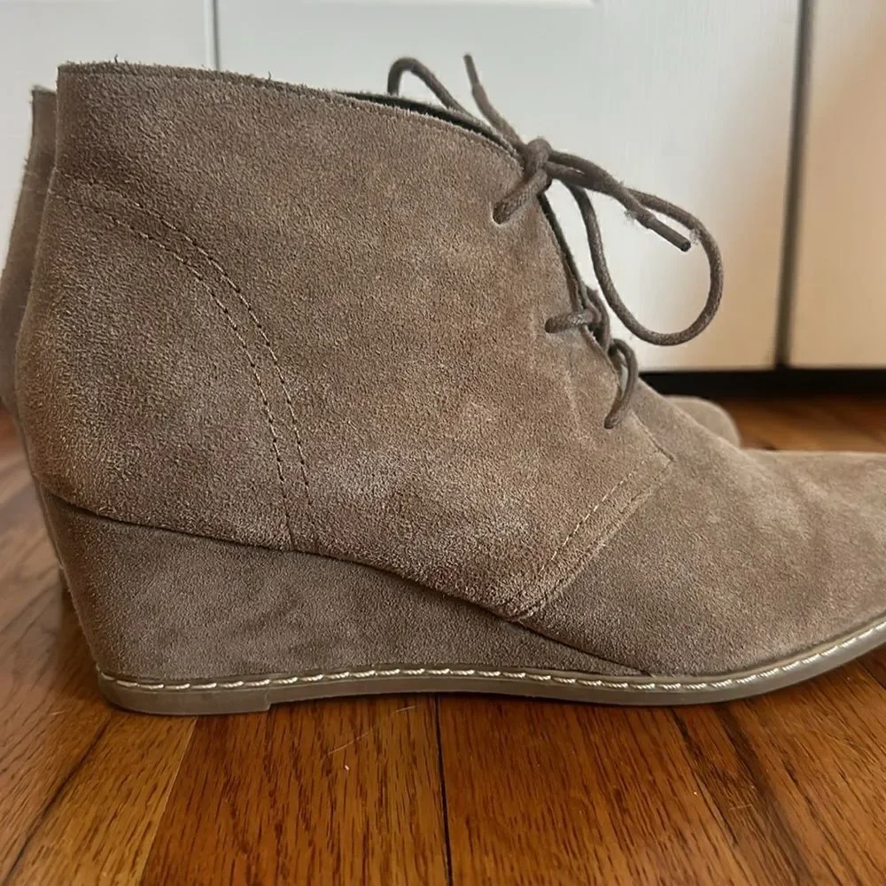 Bjorndal Womens Rachel Wedge Heel Chukka Bootie Shoes Booties Taupe 8.5